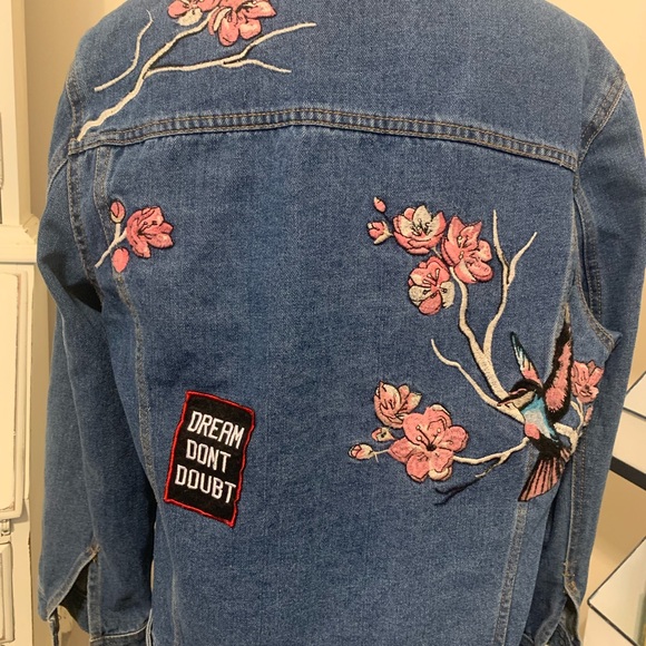 Divided by H&M unique Jean jacket size 6 with amazing decals front and back - Picture 7 of 9